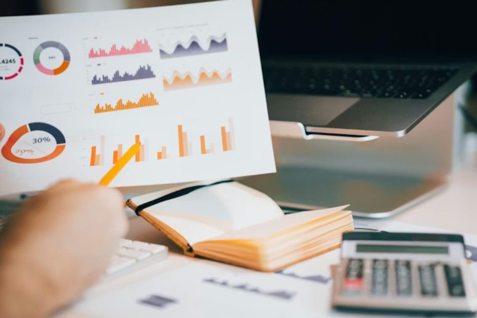 Esta imagem ilustra uma análise de dados e planejamento financeiro em um ambiente de escritório moderno.