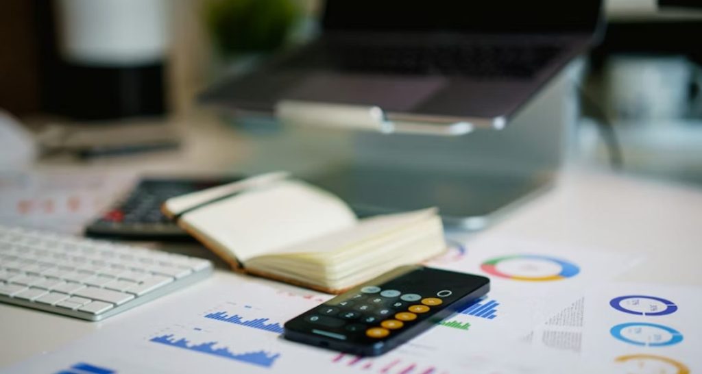 Esta imagem apresenta um ambiente de escritório focado em análise de dados e produtividade digital.