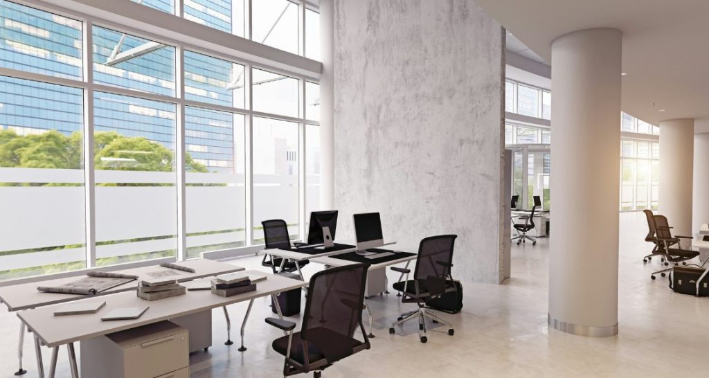 Esta imagem mostra um escritório moderno e luminoso em plano aberto