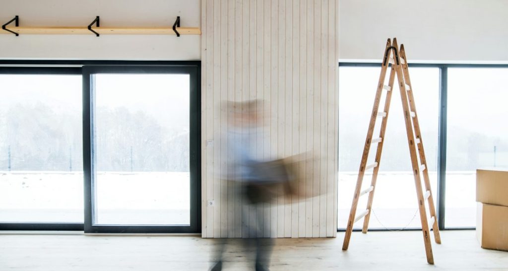 Esta imagem captura uma cena de mudança, reforma ou construção em um ambiente interno.