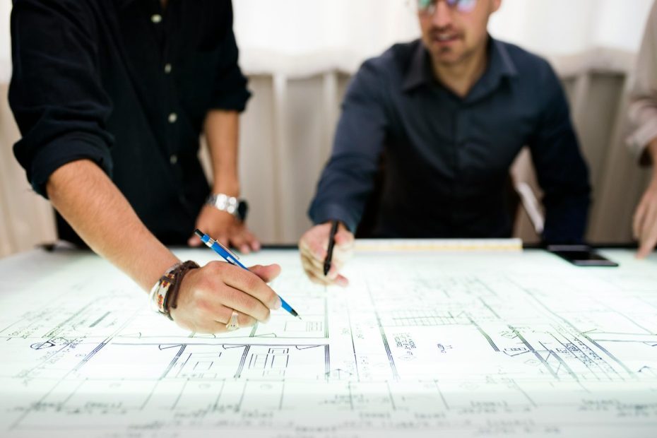 arquitetos e engenheiros trabalhando