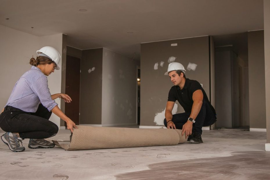 Engenheiros e arquitetos trabalhando juntos em uma obra de grande porte