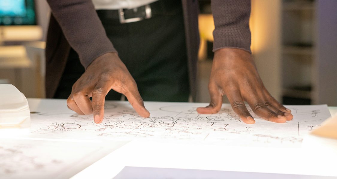 imagem foca no detalhamento técnico e na precisão da fase de projeto e design, apresentando uma visão aproximada do processo criativo ou de engenharia.