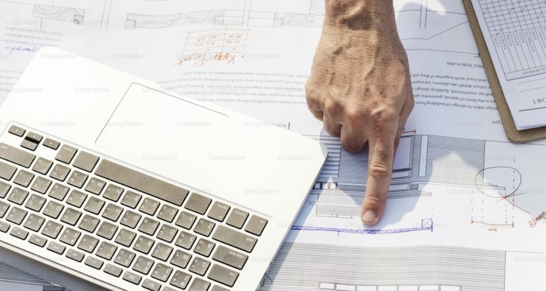 imagem reforça o estágio de revisão técnica e coordenação de projetos, focando na interação entre as ferramentas digitais e o planejamento físico.