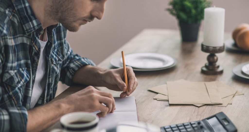retrata uma cena de planejamento ou organização pessoal em um ambiente doméstico.