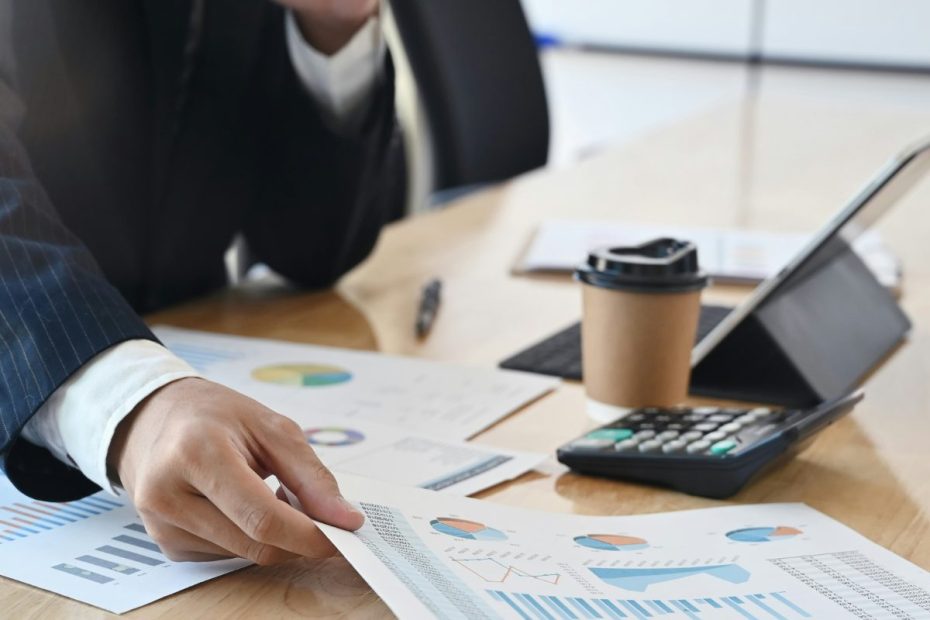 imagem foca na análise de dados e no planejamento financeiro ou estratégico de um negócio.