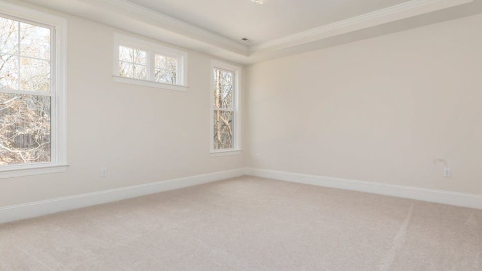 A imagem mostra um quarto ou sala vazia, com acabamento claro e estilo residencial sofisticado.