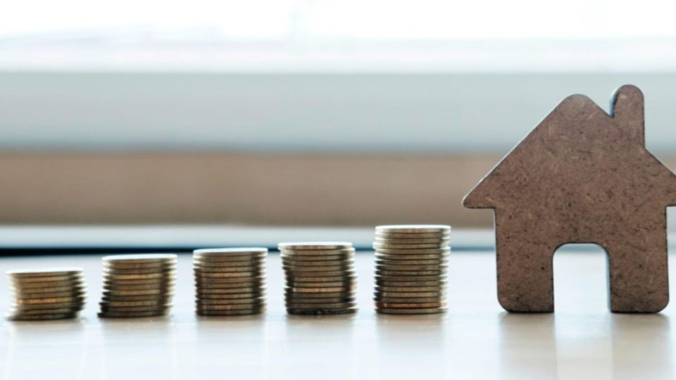 A imagem mostra uma representação visual de crescimento financeiro ligado à compra ou investimento em imóvel.
