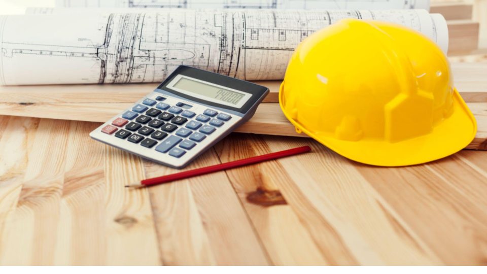 um capacete,lápis e calculadora . Financiamento na construção civil