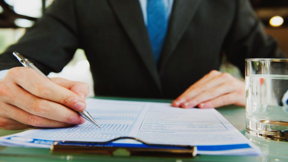 As imagens fornecidas ilustram diferentes etapas de processos corporativos, desde a análise técnica até a formalização de contratos.