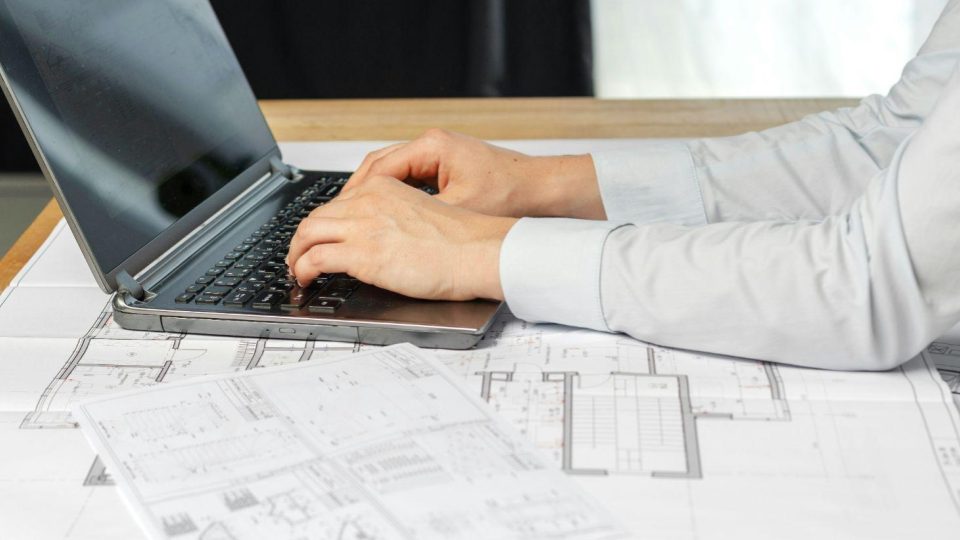 Esta imagem captura uma colaboração técnica detalhada, provavelmente entre profissionais de arquitetura, engenharia ou design de interiores.