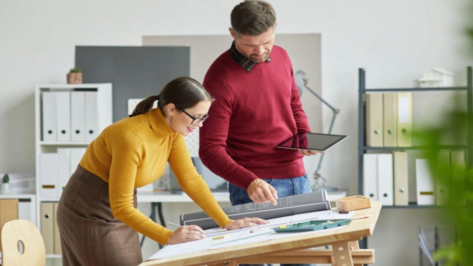 Esta imagem final apresenta um escritório em estilo loft, que combina elementos clássicos e industriais em um espaço de trabalho aberto e luminoso.