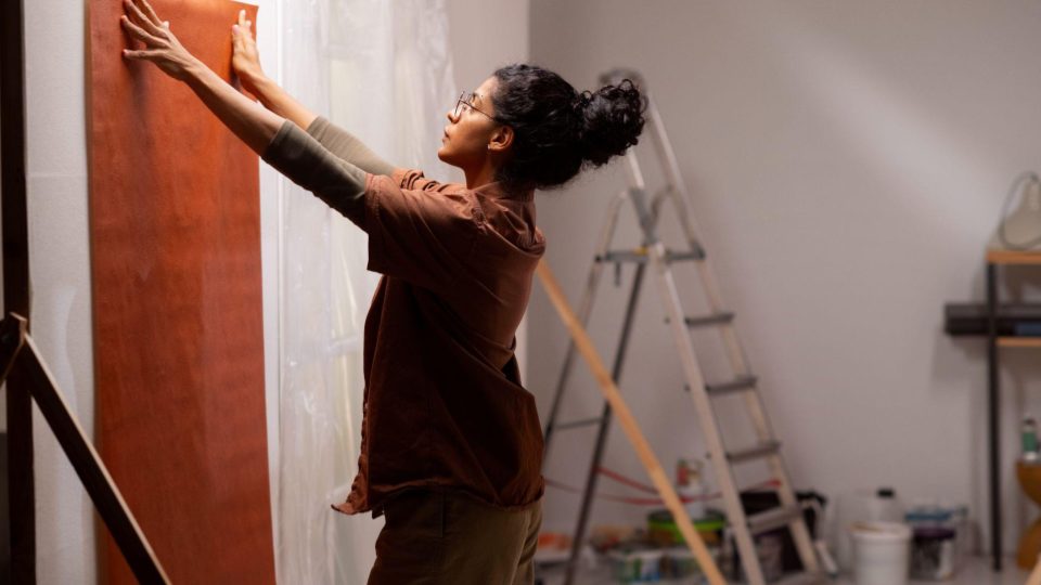 imagem apresenta uma sala de estar contemporânea com um design minimalista e uma iluminação planejada que valoriza as texturas e o clima do ambiente ao anoitecer.