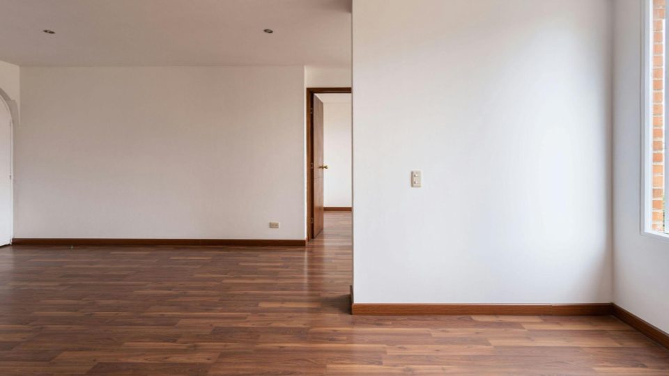 Esta imagem apresenta o interior de um cômodo vazio, transmitindo uma sensação de amplitude e limpeza, pronta para ser decorada ou ocupada.