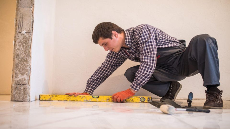 A cena transmite cuidado técnico, precisão e preparação para a instalação do rodapé, etapa essencial para proteção da parede e valorização visual do ambiente.