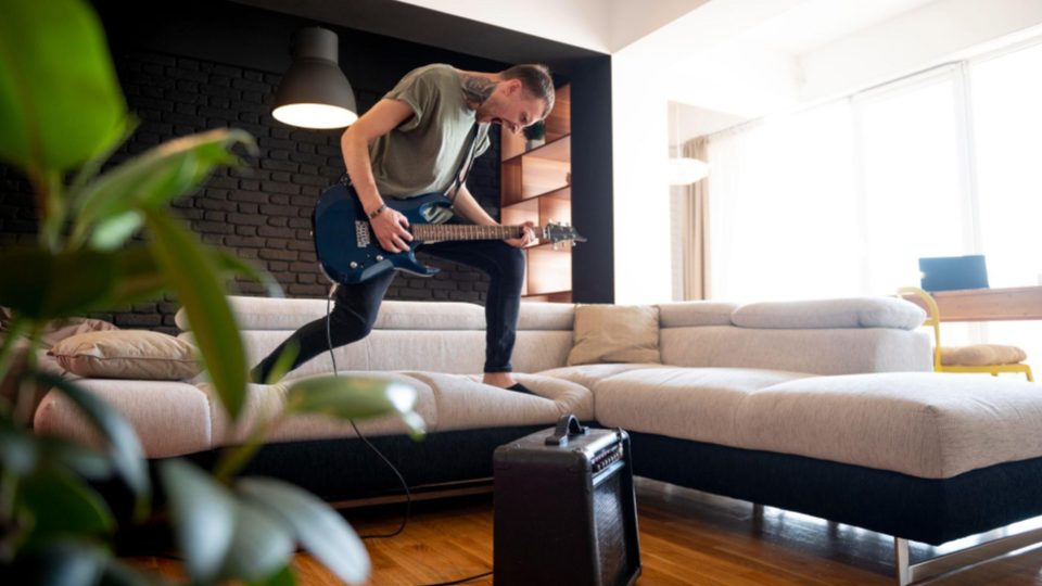 Esta imagem captura um momento de expressão artística e energia dentro de um ambiente doméstico moderno.