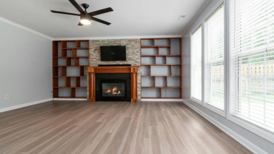 Esta imagem retrata a área externa de uma residência com design minimalista e tons terrosos, destacando-se pela harmonia entre arquitetura e elementos naturais.