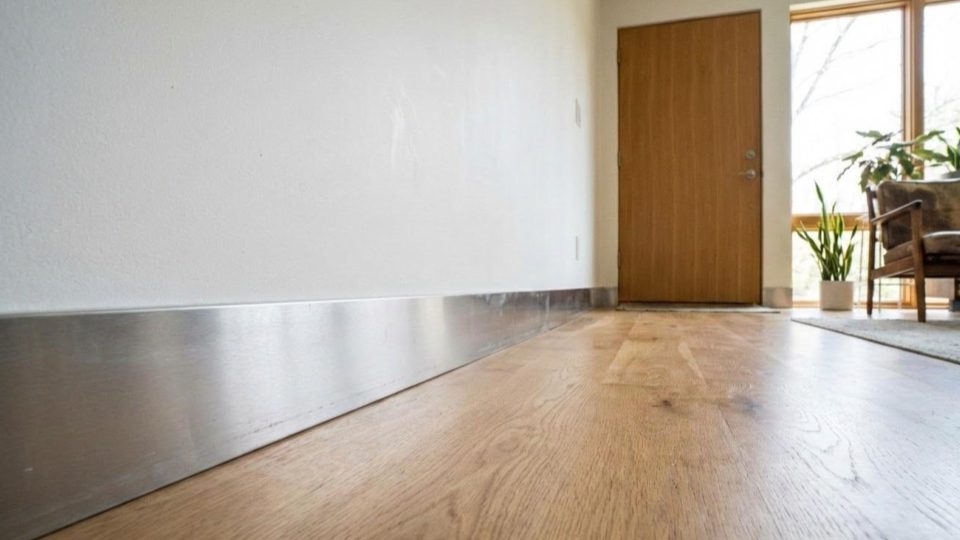 a imagem destaca um corredor com um design focado em linhas retas e materiais modernos.