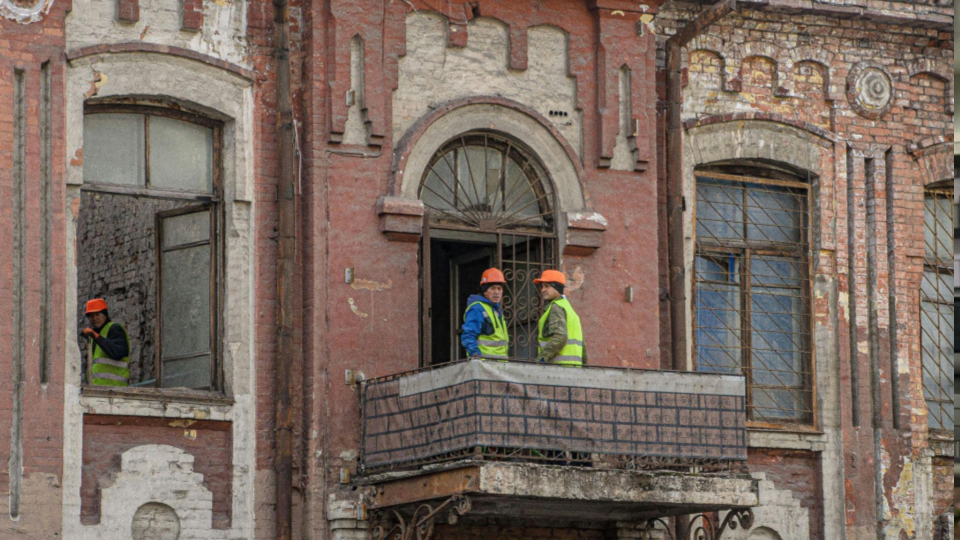 Esta imagem retrata um projeto de restauração ou reforma de um edifício histórico. Diferente das construções modernas que vimos antes, esta foca na preservação do patrimônio arquitetônico.