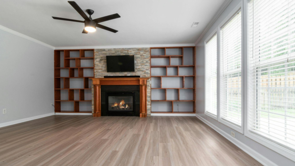 Esta imagem apresenta uma sala de estar espaçosa e moderna, caracterizada por uma mistura de texturas naturais e tons neutros, criando um ambiente acolhedor e sofisticado.