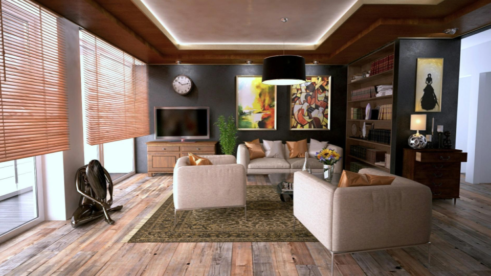 Esta imagem apresenta uma sala de estar sofisticada e eclética, onde o estilo rústico do piso de madeira de demolição se funde com a modernidade dos móveis e a rica decoração de arte nas paredes.