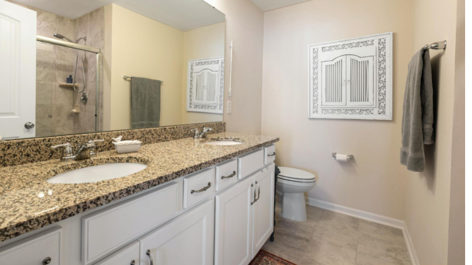 
O Gemini disse
Esta imagem apresenta um banheiro principal espaçoso, caracterizado por uma paleta de cores neutras e um design funcional.