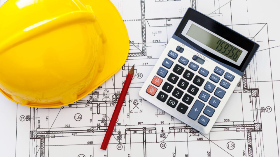 A imagem apresenta uma composição diretamente ligada ao planejamento e orçamento de obras.