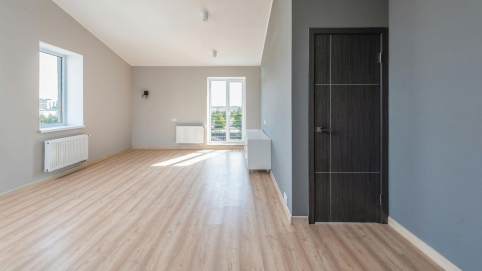 Uma sala ou estúdio espaçoso com acabamentos contemporâneos e linhas limpas.