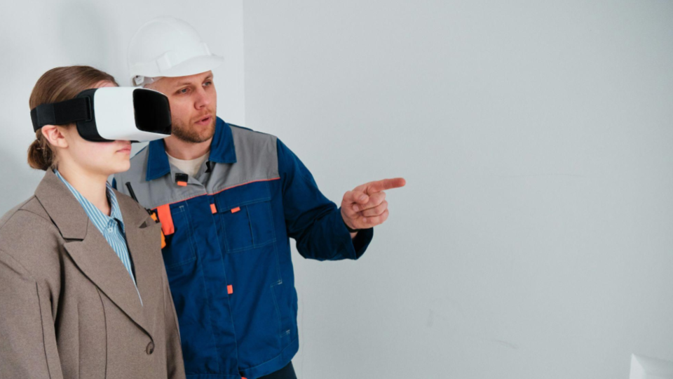 O Gemini disse
Esta imagem ilustra a aplicação da tecnologia na construção civil ou engenharia. Ela destaca como a Realidade Virtual (VR) está sendo usada para visualização de projetos.