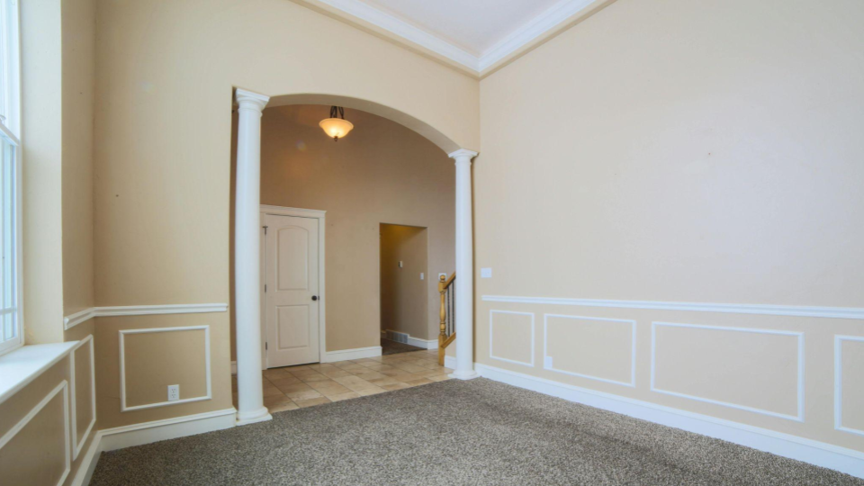 A primeira imagem mostra o interior de uma residência com acabamento clássico e elegante.