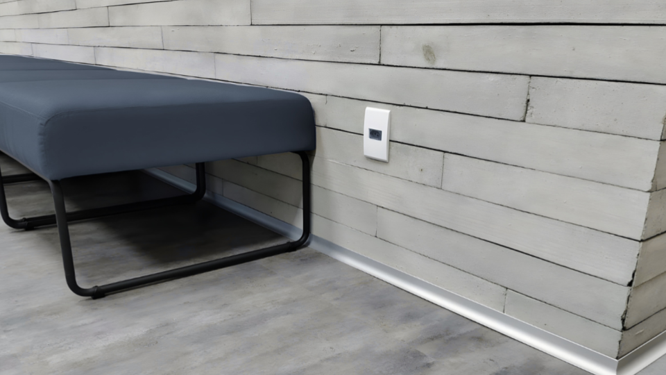 Esta imagem apresenta um detalhe de um ambiente interno com um design minimalista e contemporâneo. O foco está na textura dos materiais e na funcionalidade discreta do espaço.