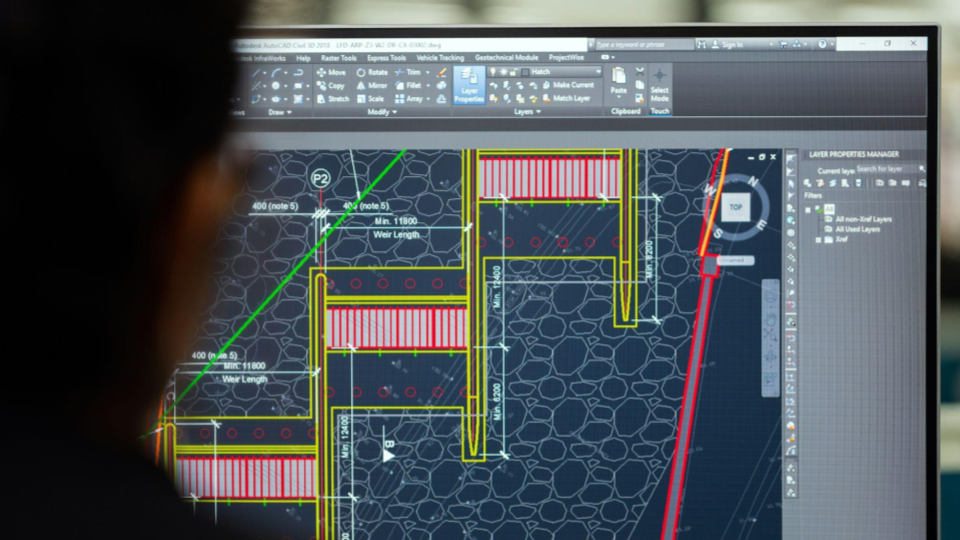 Descrição de um projeto sendo efetuado de forma digital por profissional da arquitetura e afins