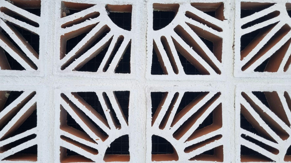 Esta imagem apresenta um plano detalhado de uma parede de cobogós (blocos vazados), muito comuns na arquitetura brasileira para permitir a passagem de luz e ventilação.
