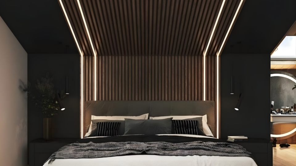 Quarto de casal sofisticado em tons escuros, com painel ripado de madeira no cabeceiro que sobe até o teto, emoldurado por fita de LED embutida e iluminação pontual.