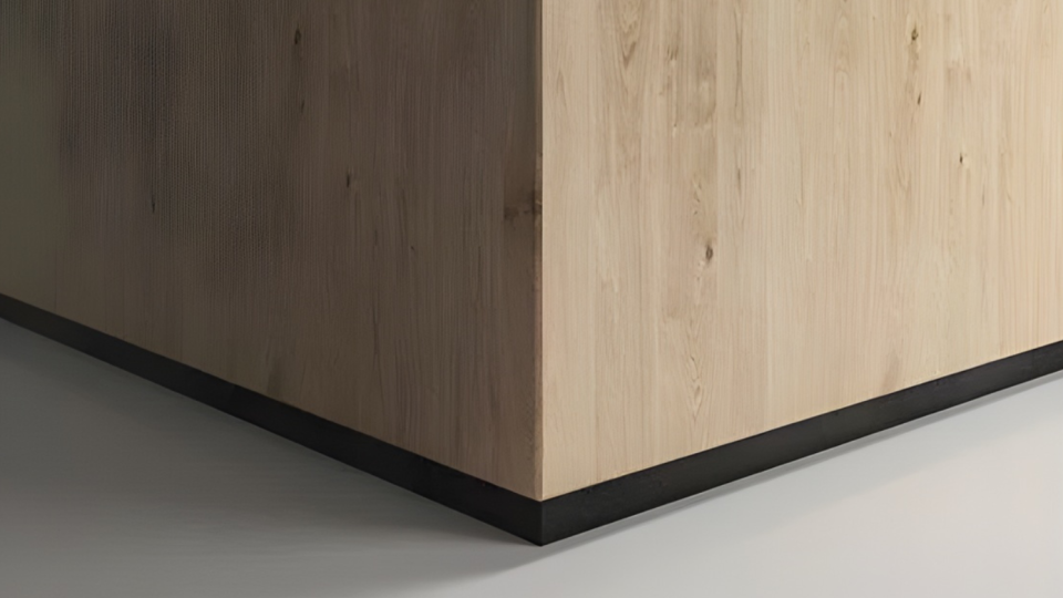 Esta imagem apresenta um plano detalhado e focado na quina de uma estrutura de marcenaria minimalista, destacando o encontro de superfícies e texturas.