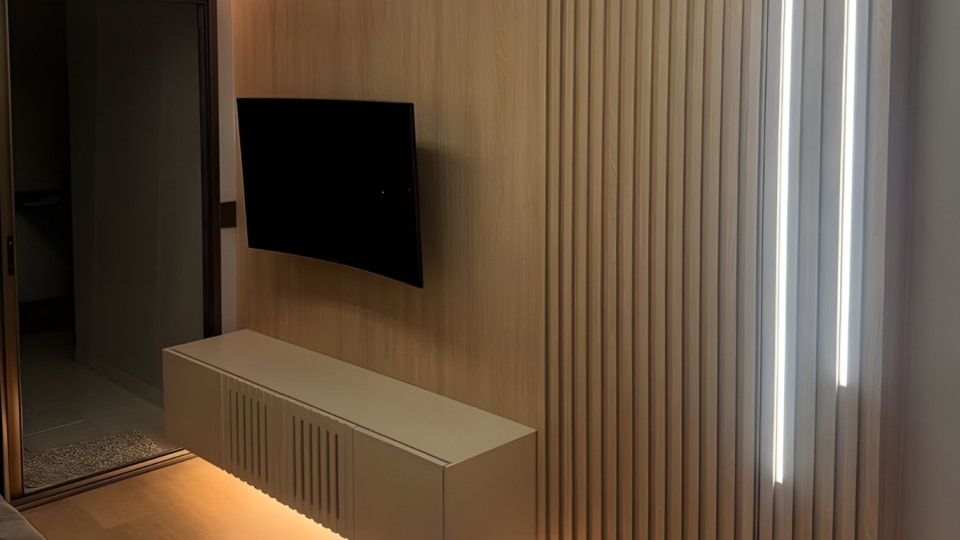 A imagem mostra um ambiente residencial moderno e aconchegante, destacando o uso de marcenaria planejada e iluminação linear em LED.